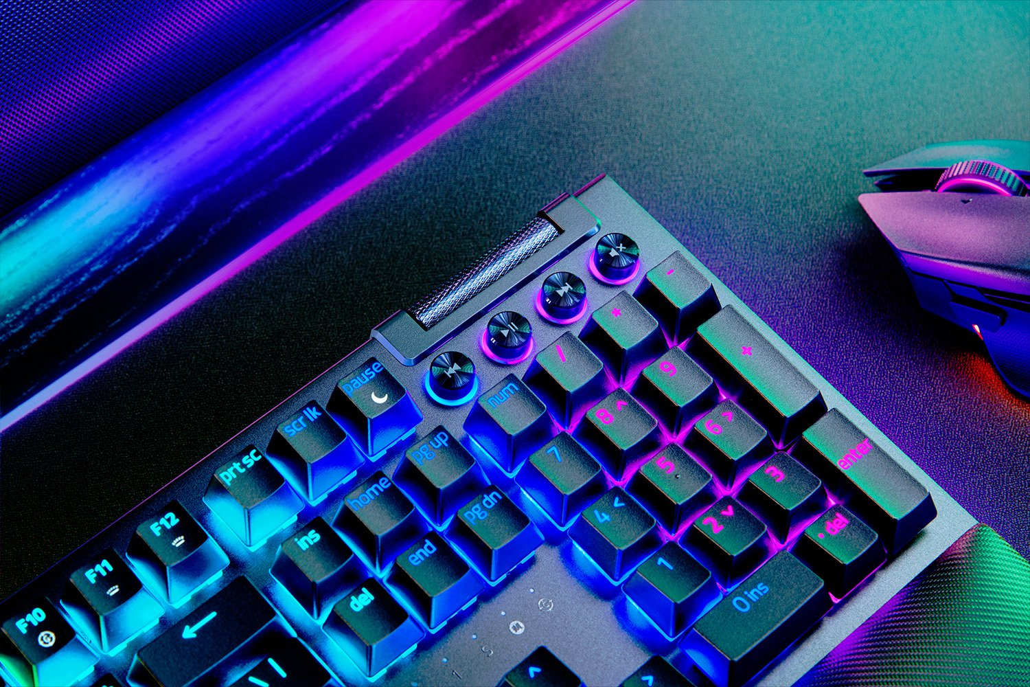Razer BlackWidow V4 Pro Gaming Keyboard 8 Macro Keys Media Buttons Command Dial Yellow Switches Chroma RGB DEU Layout QWERTZ
