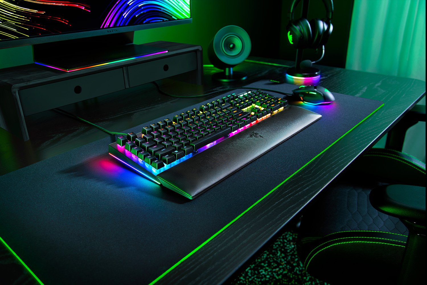 Razer BlackWidow V4 Gaming Keyboard 6 Macro Keys Media Buttons Yellow Switches Chroma RGB DEU Layout QWERTZ